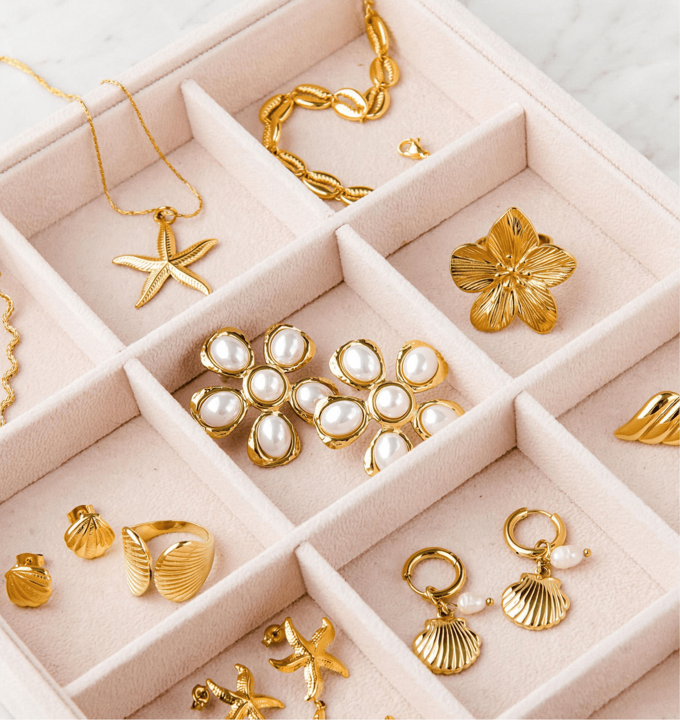 Flower-shaped pearl stud earrings in waterproof gold