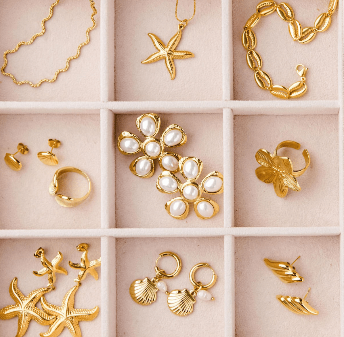 Flower-shaped pearl stud earrings in waterproof gold