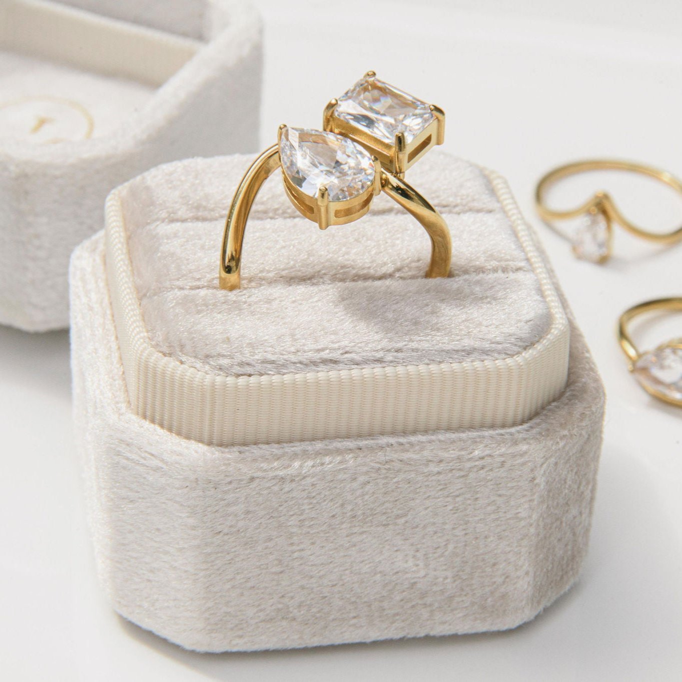 gold Toi et Moi ring with pear-shaped and princess-cut cubic zirconia stones