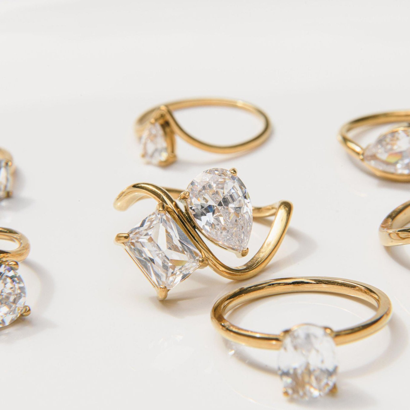 gold Toi et Moi ring with pear-shaped and princess-cut cubic zirconia stones
