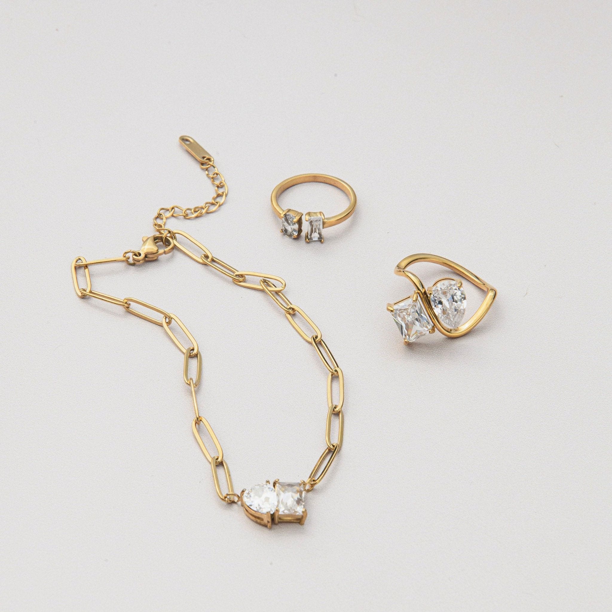gold Toi et Moi ring with pear-shaped and princess-cut cubic zirconia stones