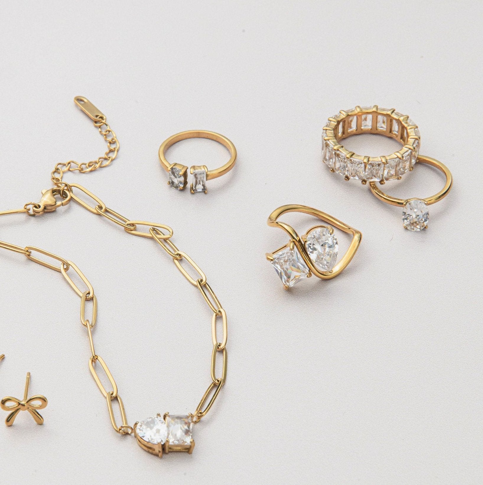 gold Toi et Moi ring with oval and baguette-cut cubic zirconia stones