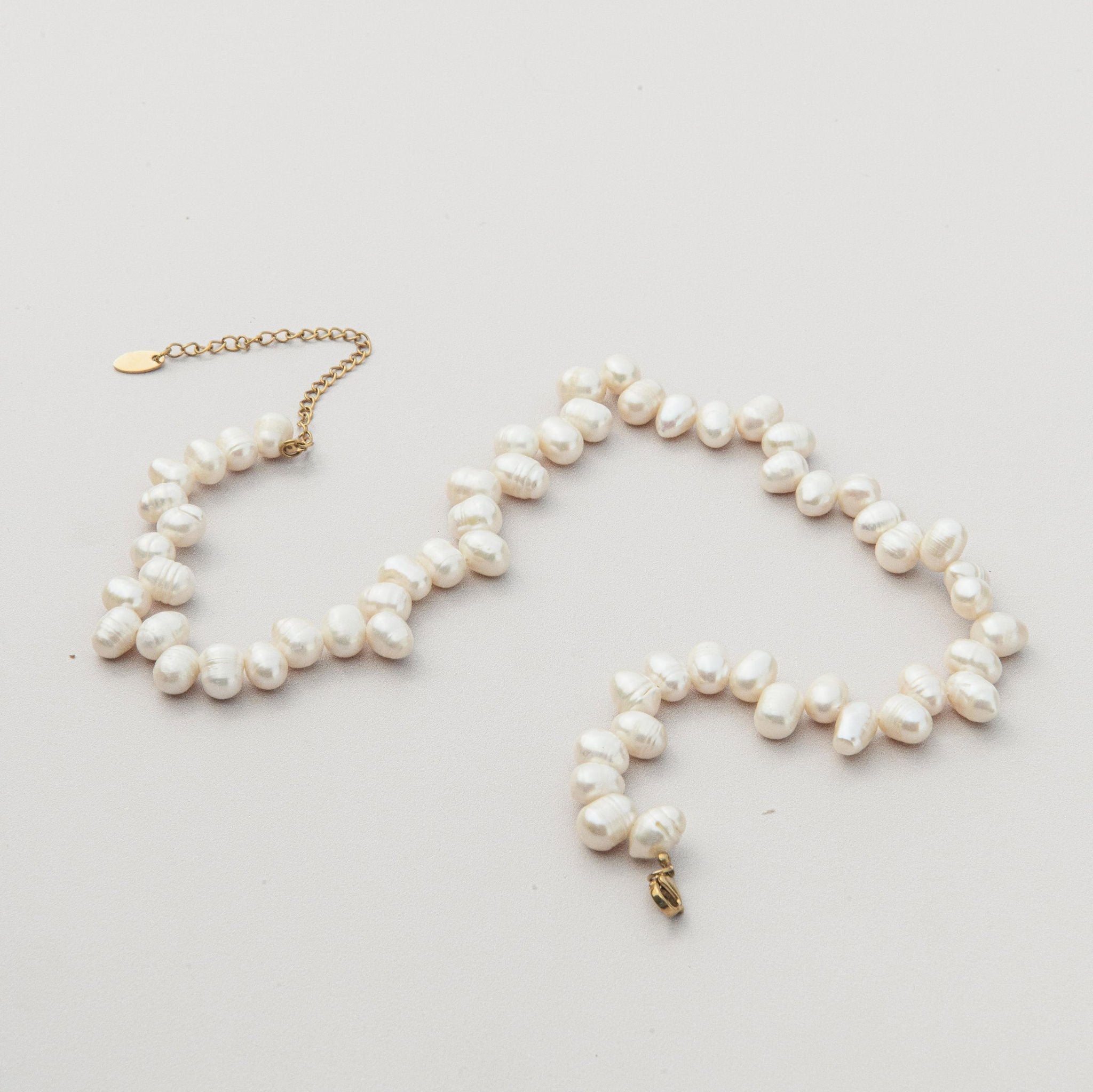 Real pearl necklace featuring natural freshwater pearls and a waterproof gold clasp